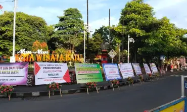 Ratusan Karangan Bunga Banjiri Alun-Alun Kota Batu, Tuntut Hakim PN Malang Tahan Ko Jul