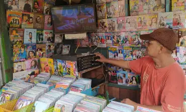 Kakek di Jombang Bertahan Jualan VCD dan DVD di Tengah Gempuran Digital