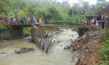 3200 Warga Trenggalek Terisolir Pasca Jembatan Satu-satunya Putus Akibat Banjir