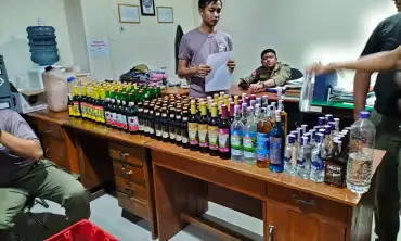 Satpol PP Lamongan Amankan Ratusan Botol Miras Berbagai Merek di 2 Warung