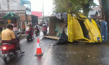 Arus Lalu Lintas di Jalan Raya Denanyar Jombang Macet Akibat Truk Mitsubishi Muatan Beras Terguling, Begini Ceritanya 