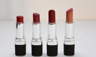Tampil Fresh dengan 5 Warna Lipstik Terbaik untuk Kulit Sawo Matang Ini