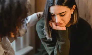 7 Cara Hadapi Rasa Malu Saat Sedang Sedih, Tenang! Ini Respon Normal Kok