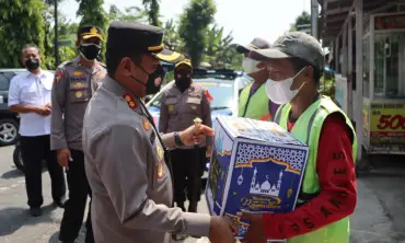 Kapolres Blitar Kota Bagi-bagi Sembako ke Supeltas Saat Patroli Pakai Sepeda  