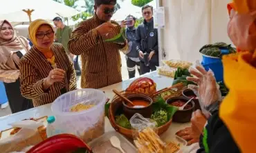 Silahkan Mampir !  Festival Pecel Pincuk Kota Madiun Masih Berlangsung, Harganya Murah, dan Ada yang Gratis 