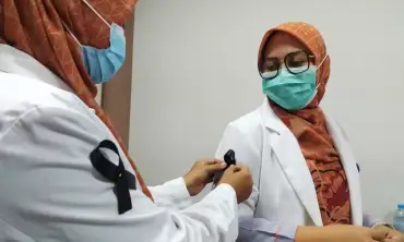 IDI Ponorogo Minta Para Dokter Kenakan Pita Hitam, Kecam Penganiayaan dan Pemecatan Terhadap Dokter