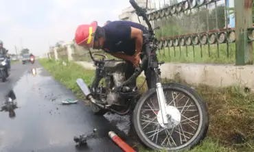 Motor Terbakar di Jalan KH Romli Tamim, Desa Peterongan, Pengendara Melompat