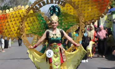 Busana Kreasi Dikenakan Peserta di Pineapple Festival Kediri