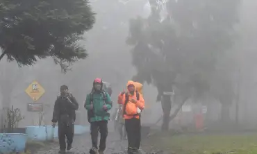 Jangan Panik! 4 Cara Mengatasi Cuaca Buruk saat Mendaki Gunung Ini Bisa Anda Coba