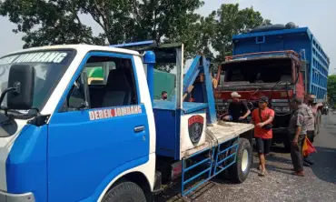 Kecelakaan Beruntun Jalan nasional Desa Cangkringngrandu Jombang Libatkan 2 Truk dan 1 Bus