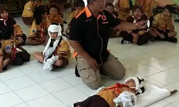 Siswa SD Tarokan Kediri Dilatih Menangani Korban Bencana
