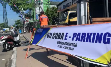 Dishub Kabupaten Ponorogo Uji Coba Pertama Pengguna Parkir Elektronik, Jukir Kesulitan