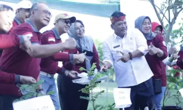 Bersama IDI, Bupati Nganjuk Marhaen Djumadi Tanam Pohon Buah di Taman Pandan Wilis, Acaranya memperingati HBDI ke-115 