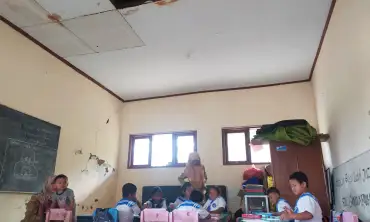 Atap Kelas TK Dharma Wanita Desa Gandu Kepuh Ponorogo Roboh, Siswa Terpaksa Belajar Kelas Darurat