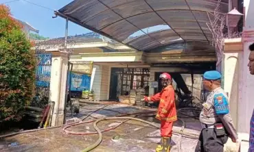 Sebuah Gudang Kasur di Kota Malang Ludes Terbakar