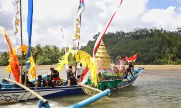 Nelayan Teluk Sumbreng Trenggalek Gelar Pahargyan Adat Longkangan, Wabup : Jadi Destinasi Wisata Tingkatkan Perekonomian