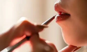 6 Cara Memakai Lipstik Agar Tahan Lama