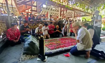 Ratusan Pemuda Etnis Tionghoa Kunjungi Makam Gus Dur, Lakukan Tradisi Ching Bing