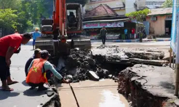 PUPR Kabupaten Nganjuk Merehab dan Mengeruk Drainase, Terkumpul Sebanyak Dua Truk Sedimen Bercampur Sampah