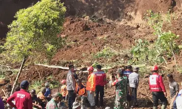 Petugas Gabungan Kerja Bakti Bersihkan Material Longsor Desa Ngliman Nganjuk