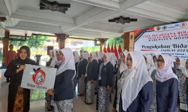 Bupati Mojokerto Kukuhkan 42 Bidan Delima, Tingkatkan Pelayanan Praktik Mandiri Bidan