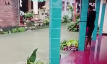 Hujan Tak Kunjung Berhenti, Dusun Bedalem Tulungagung Banjir Sepinggul Orang Dewasa