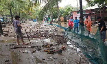 Cuaca Ekstrem Picu Banjir Rob di Pantai Selatan Trenggalek, Warung Tutup dan Nelayan Libur Melaut