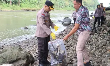 Korps Bhayangkara Polres Blitar Bersihkan Sampah Kali Brantas