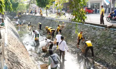 Kepolisian Resort Jombang Bersihkan Aliran Sungai dari Sampah