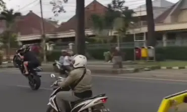 Pemotor Sport Ugal-ugalan di Jalan Malang