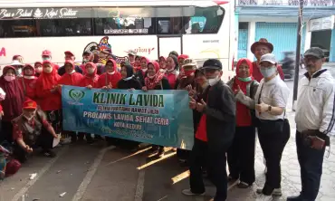 Komunitas Senam Prolanis Lavida Kediri Liburan ke Pantai Gemah, Kabupaten Tulungagung.