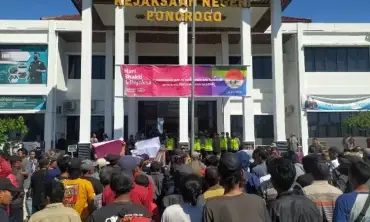 Ratusan Warga Sawoo Ponorogo Unjukrasa, Geruduk Kejaksaan, Tuntut Kejelasan Kasus Dugaan Pungli PTSL