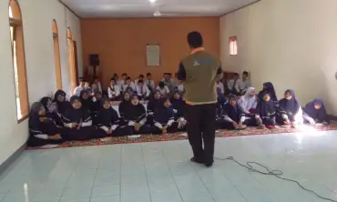 Latih Penanggulangan Bencana di Pelatihan Dasar Kepemimpinan Siswa di SMP Pon Pes Al - Huda Grogol Kabupaten Kediri