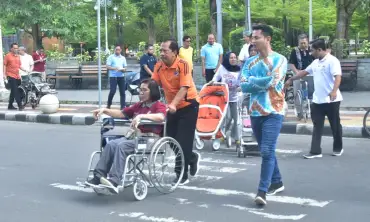 Unik, Cek Efektivitas Fasum di Trenggalek Mas Ipin Ajak Jajarannya Keliling Pakai Kursi Roda hingga Stroller