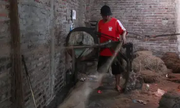 Berdiri Sejak Tahun 90-an, Produsen Tali Karung Goni Jombang Masih Bertahan