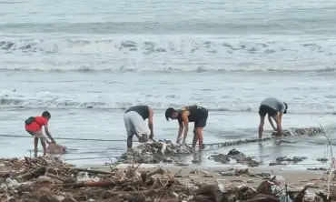 Pantai Gemah Tulungagung Dipenuhi Tumpukan Sampah