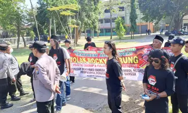 Massa PNIB Tolak Kedatangan Rocky Gerung di Kampus Undar Jombang