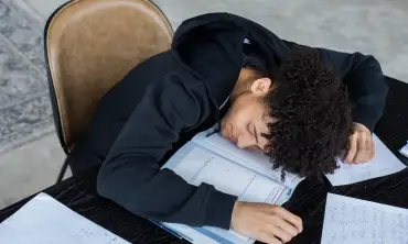 7 Manfaat Tidur Siang Bagi Pelajar, Bisa Meningkatkan Daya Ingat Loh!