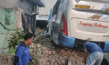 Bus Sugeng Rahayu Seruduk Dua Bangunan di Jalan Arteri Jombang