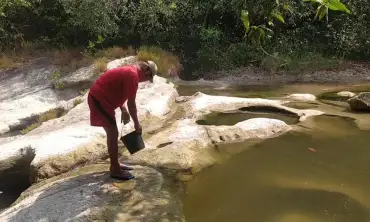 Warga Desa Jipurapah Plandaan Kesulitan Air saat Kemarau, Andalkan Air Sungai untuk Mandi dan Mencuci Pakaian