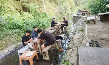 Sensasi Ngopi Sungai Warung 17 Blitar,  Lepas Stres di Atas Aliran Air