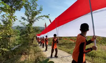 Meriahkan HUT Kemerdekaan, Warga dan Pelajar Desa Panglungan Jombang Kirab Bendera dan Tanam Pohon