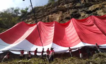 Ratusan warga Desa Gamping Bentangkan Bendera Raksasa di Tebing Wajakensis