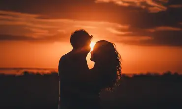 25 Ucapan Romantis untuk Pacar dengan Tema Senja, Indahnya Sinar Jingga Juga Bisa Hangatkan Hubunganmu