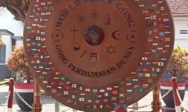 Mengenal Gong Perdamaian di Blitar, Sumbangan The World Piece Committee
