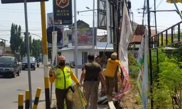 Satpol PP Kabupaten Ponorogo Turunkan Puluhan Baliho dan Reklame Liar Tak Berizin