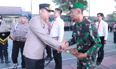 Bantu Tangkap Pelaku Curanmor, Anggota TNI Serka Budi Kuswantoro Dapat Penghargaan dari Kapolres Kediri