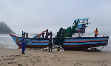 Dua Perahu Nelayan Prigi Trenggalek Terdampar di Perairan Blitar, Delapan ABK Dikabarkan Hilang