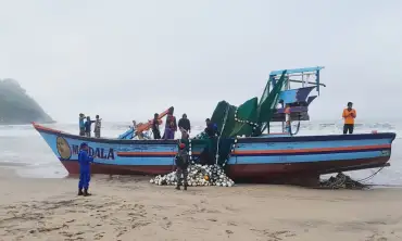 Radius Pencarian Kapal Terdampar di Pantai Gayasan Blitar Bisa Meluas