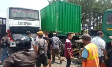 Bus Tentrem Lawan Truk Kontainer Singosari Malang, Ini Kronologinya